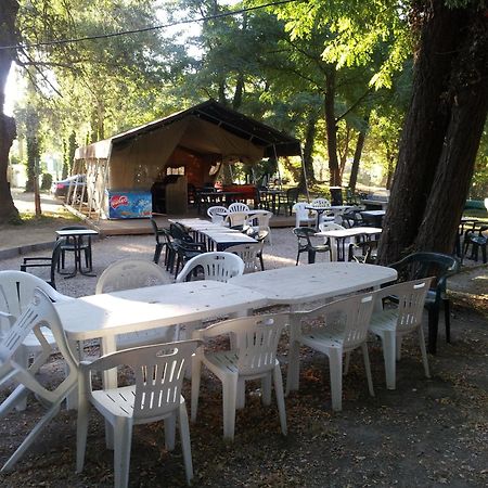 Camping Paradis Bellerive Montfrin Exterior photo