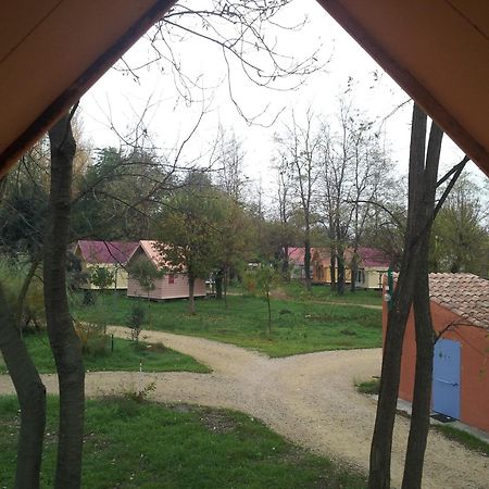 Camping Paradis Bellerive Montfrin Exterior photo