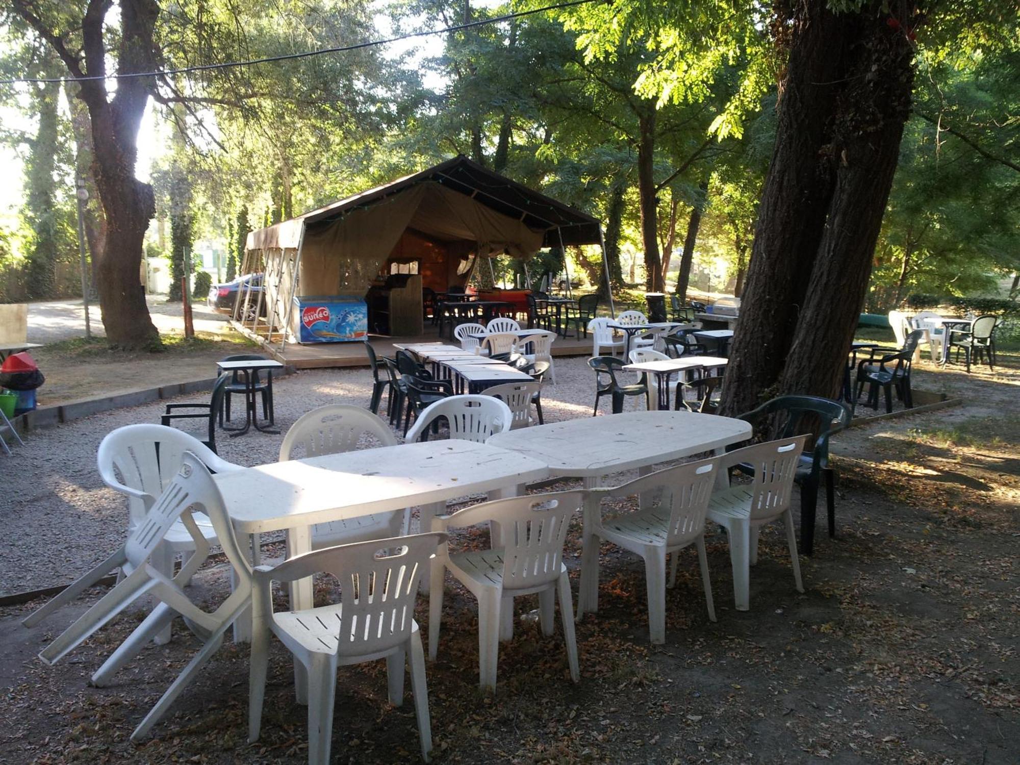 Camping Paradis Bellerive Montfrin Exterior photo