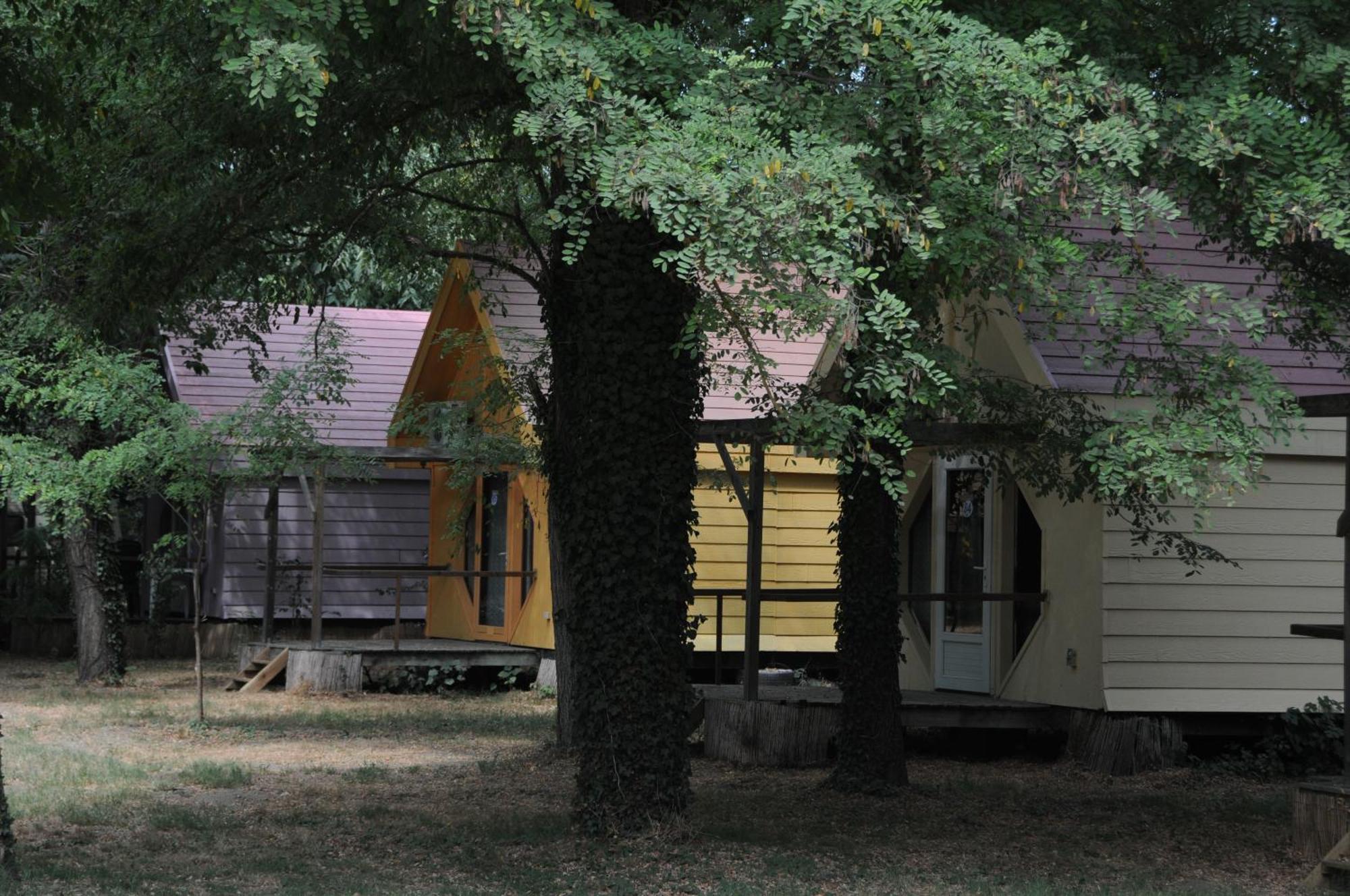 Camping Paradis Bellerive Montfrin Exterior photo