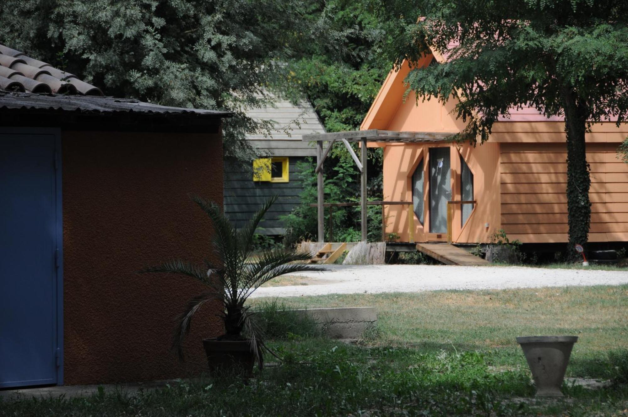 Camping Paradis Bellerive Montfrin Exterior photo