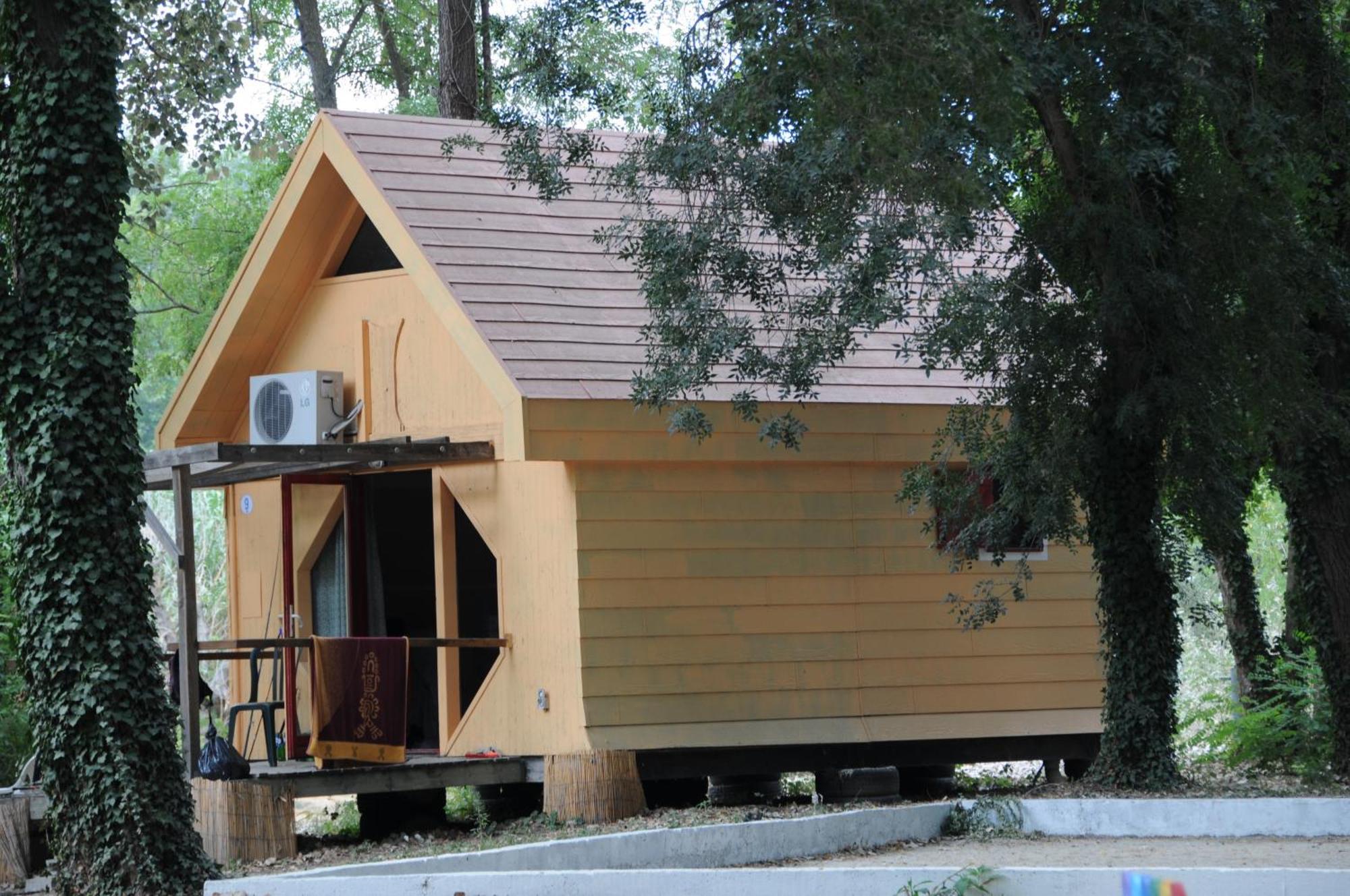 Camping Paradis Bellerive Montfrin Exterior photo