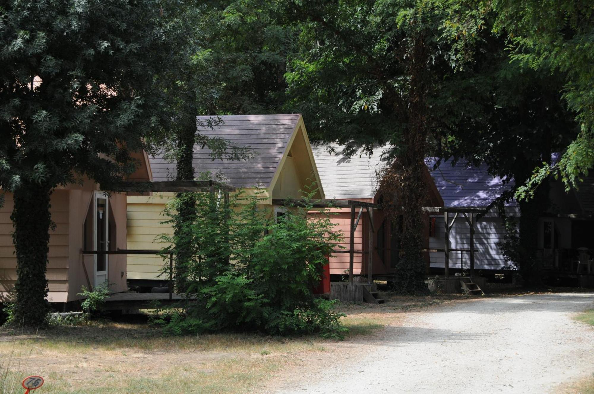 Camping Paradis Bellerive Montfrin Exterior photo