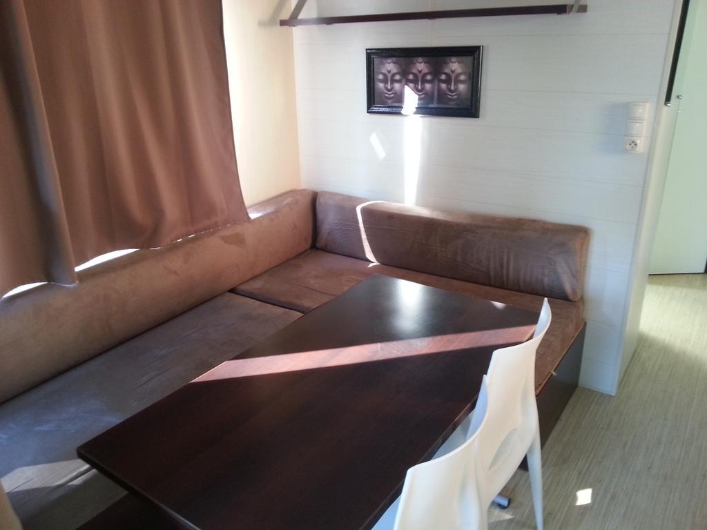 Camping Paradis Bellerive Montfrin Room photo