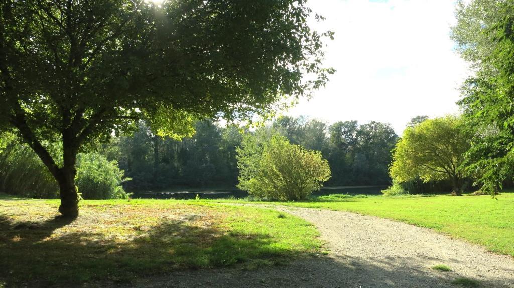 Camping Paradis Bellerive Montfrin Exterior photo